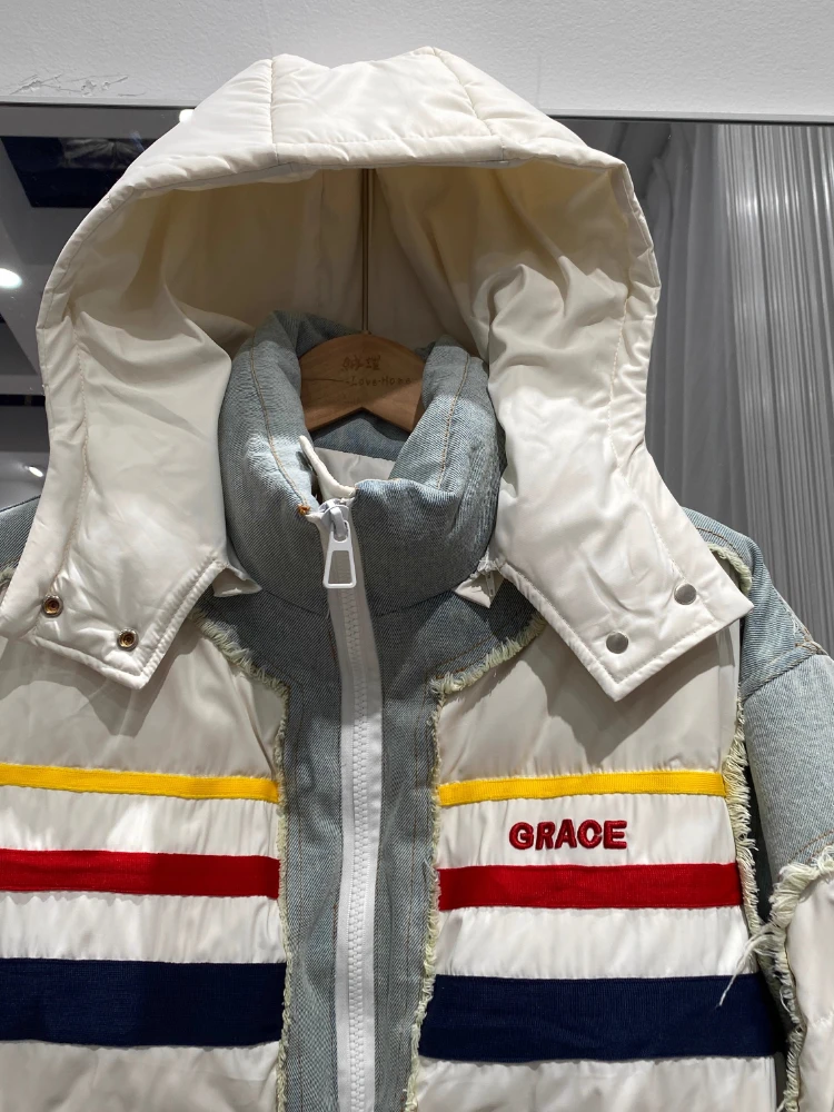 2025 Nuovo Piumino Denim Cuciture Berretto rimovibile Contrasto Parker Corto allentato da donna Addensare Piumino d'anatra bianca Top alla moda