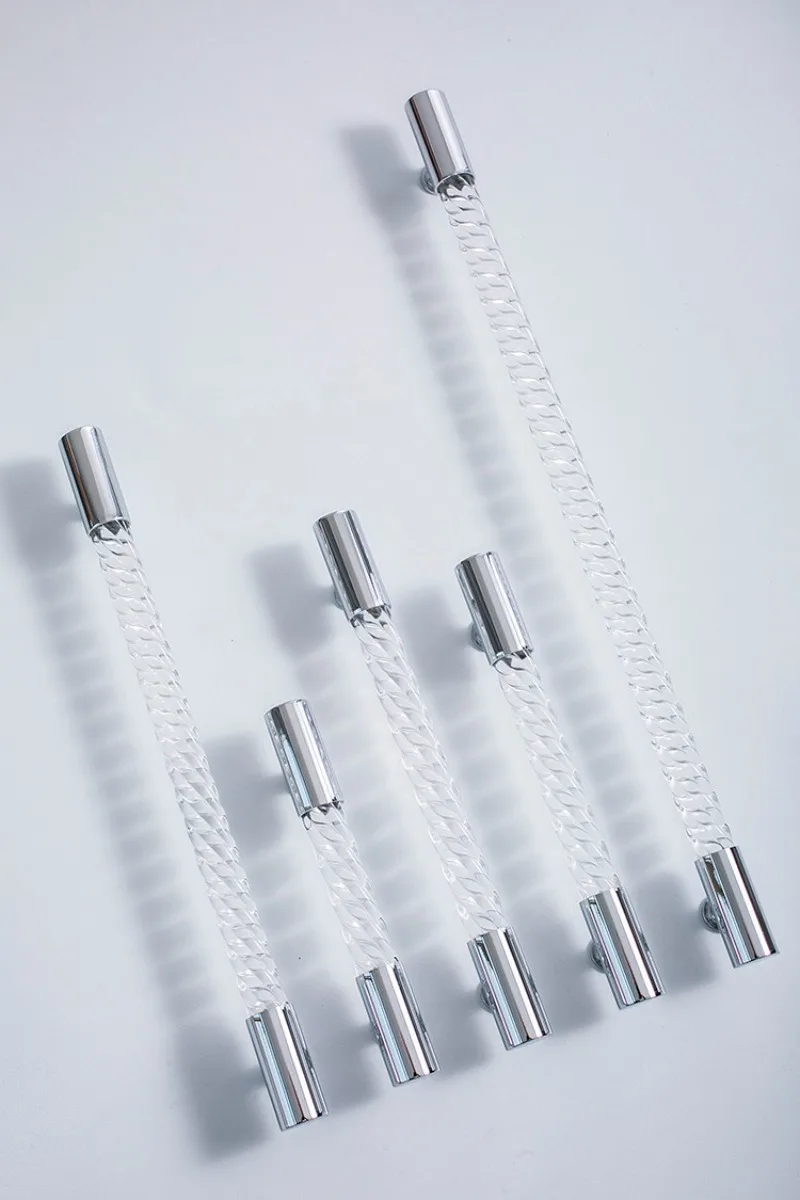 Verdrehter Transparenter Acryl-Möbelknopf und -griff aus massivem Messing in hellem Silber, Luxuriöse Küchen-, Kleiderschrank- und Schranktürgriffe – Detail 2