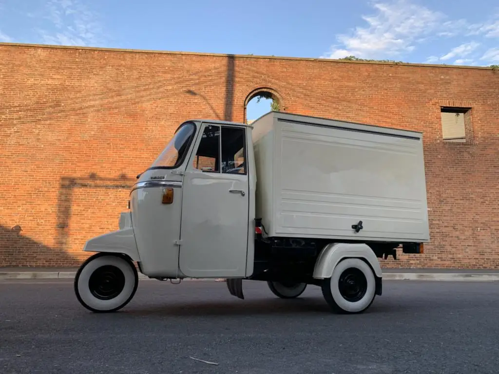 Vintage Piaggio Ape Truck Bar Mobile Batch Craft Cocktails Outdoor Snack Cold Brew Coffee and Non-alcoholic Drink Food Cart