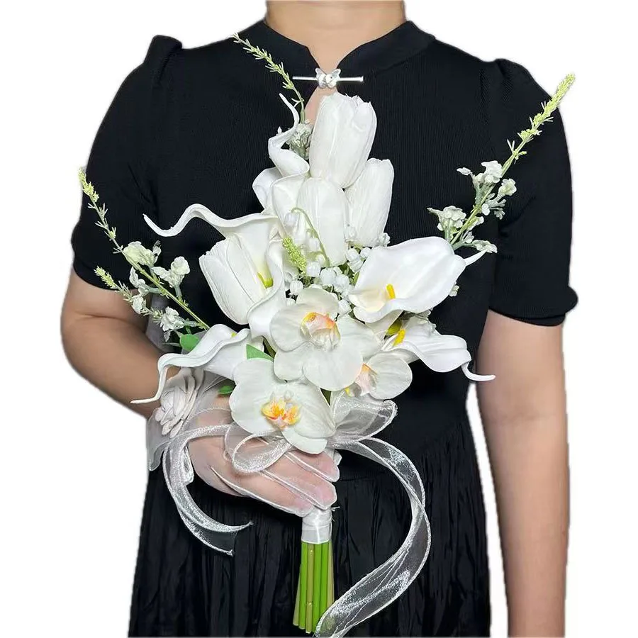 

Белый искусственный калла Лилия Свадебный букет Свадебный букет с цветами в руках для вечеринки Церемония Юбилей Свадебная фотография Pro