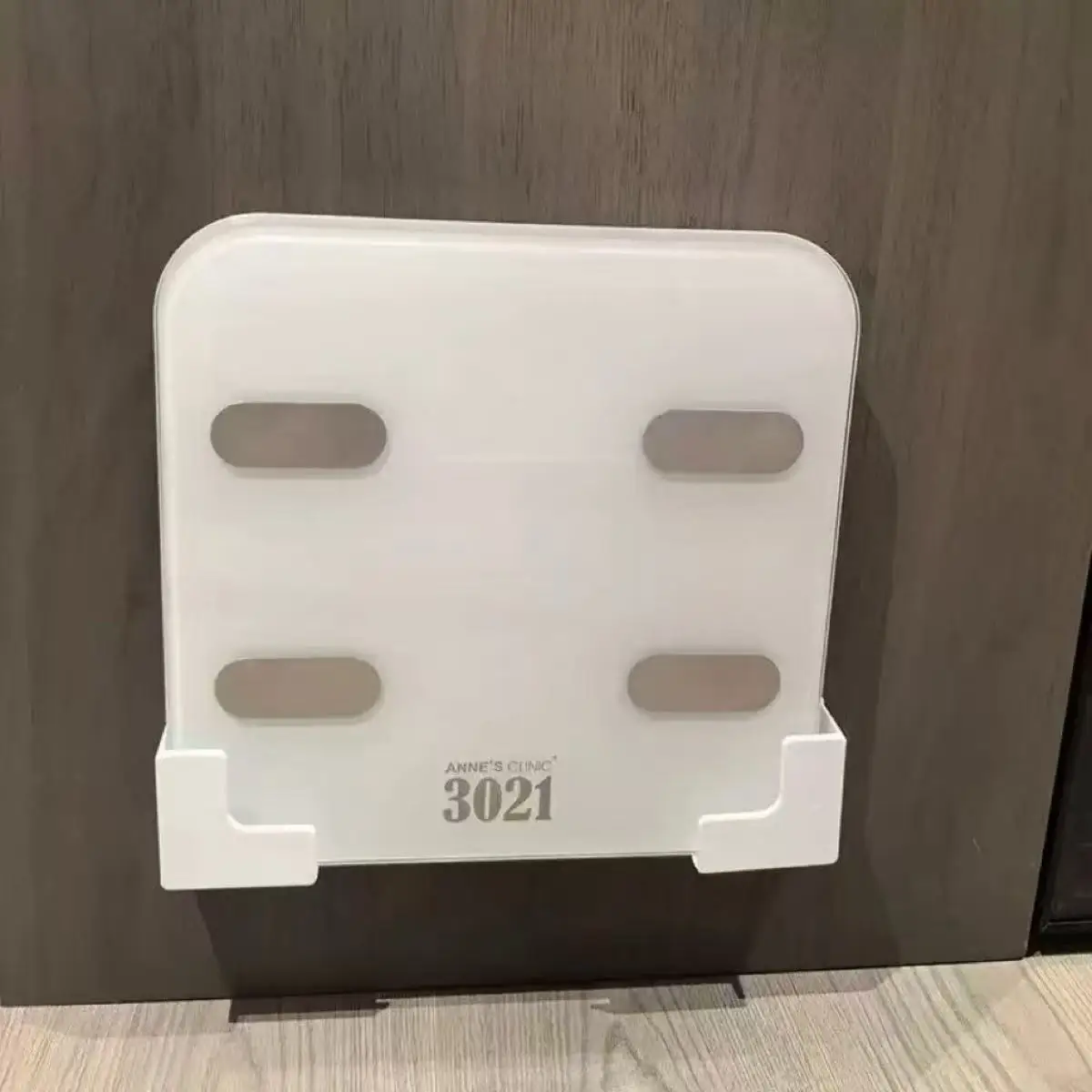 Soporte para báscula, 2 uds., soporte para báscula en blanco y negro, organizador de baño que ahorra espacio, soporte autoadhesivo para báscula para el hogar