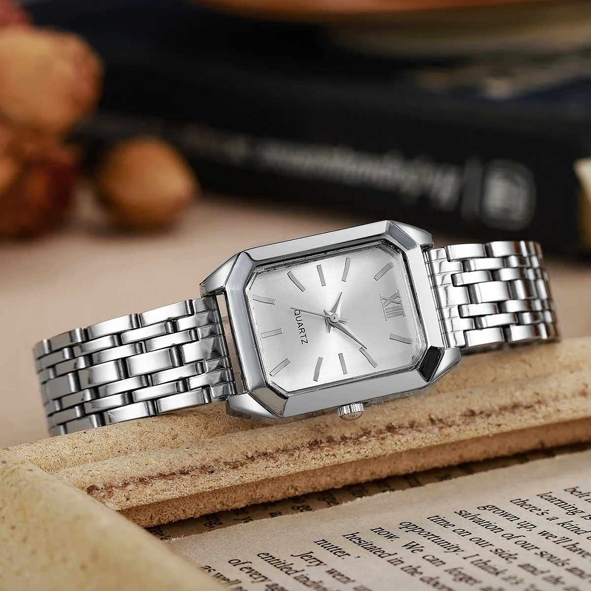 ساعة كوارتز كلاسيكية جديدة بحزام فولاذي بحزام فولاذي كلاسيكي بسيط فاخر مع سوار ماسي مائي