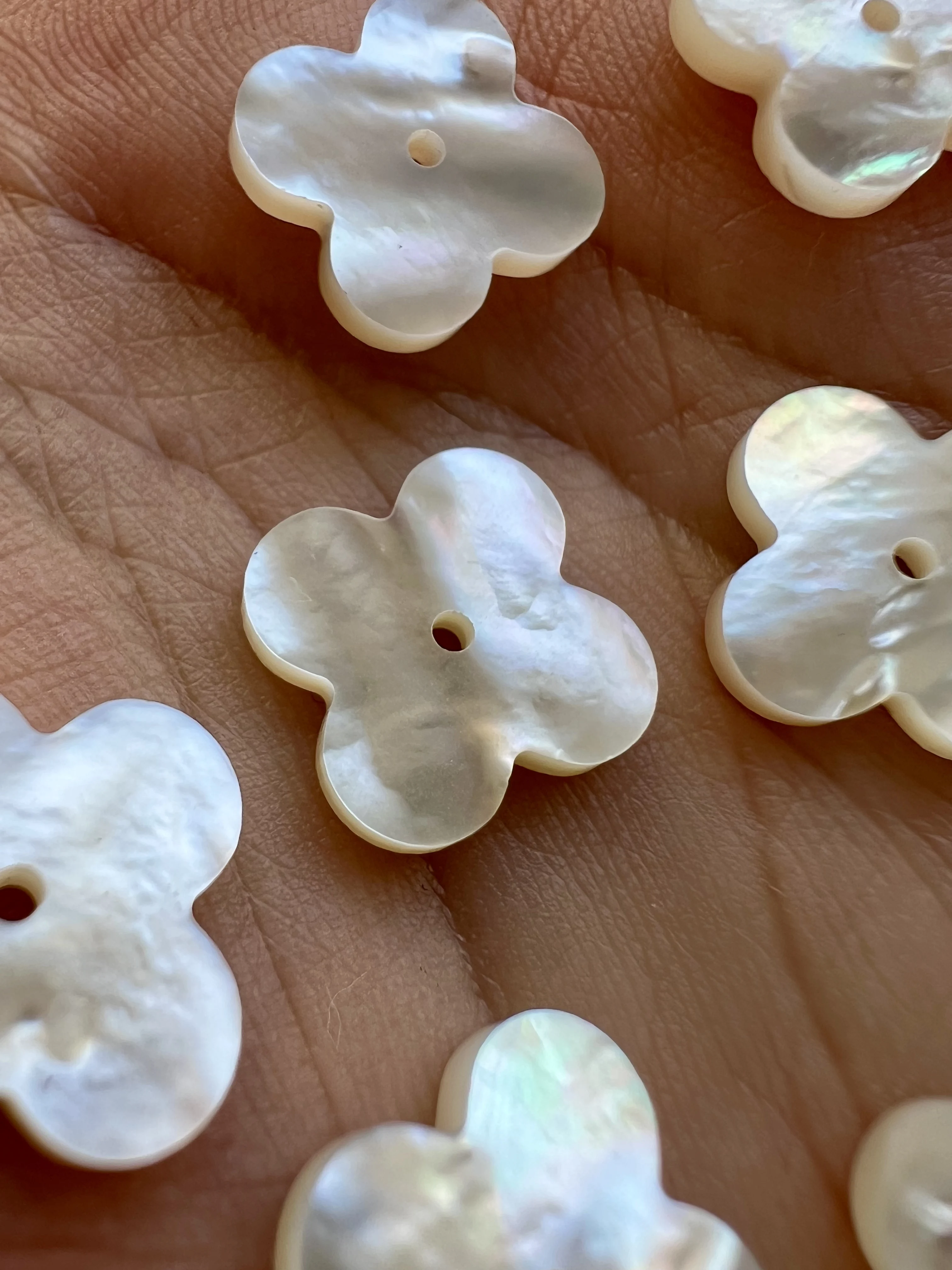 50PCS/Bag Natural 13x13x2mm White Shell Stone Mother of Pearl With Center Hole Black Four Leaf Clover VC Gemstone