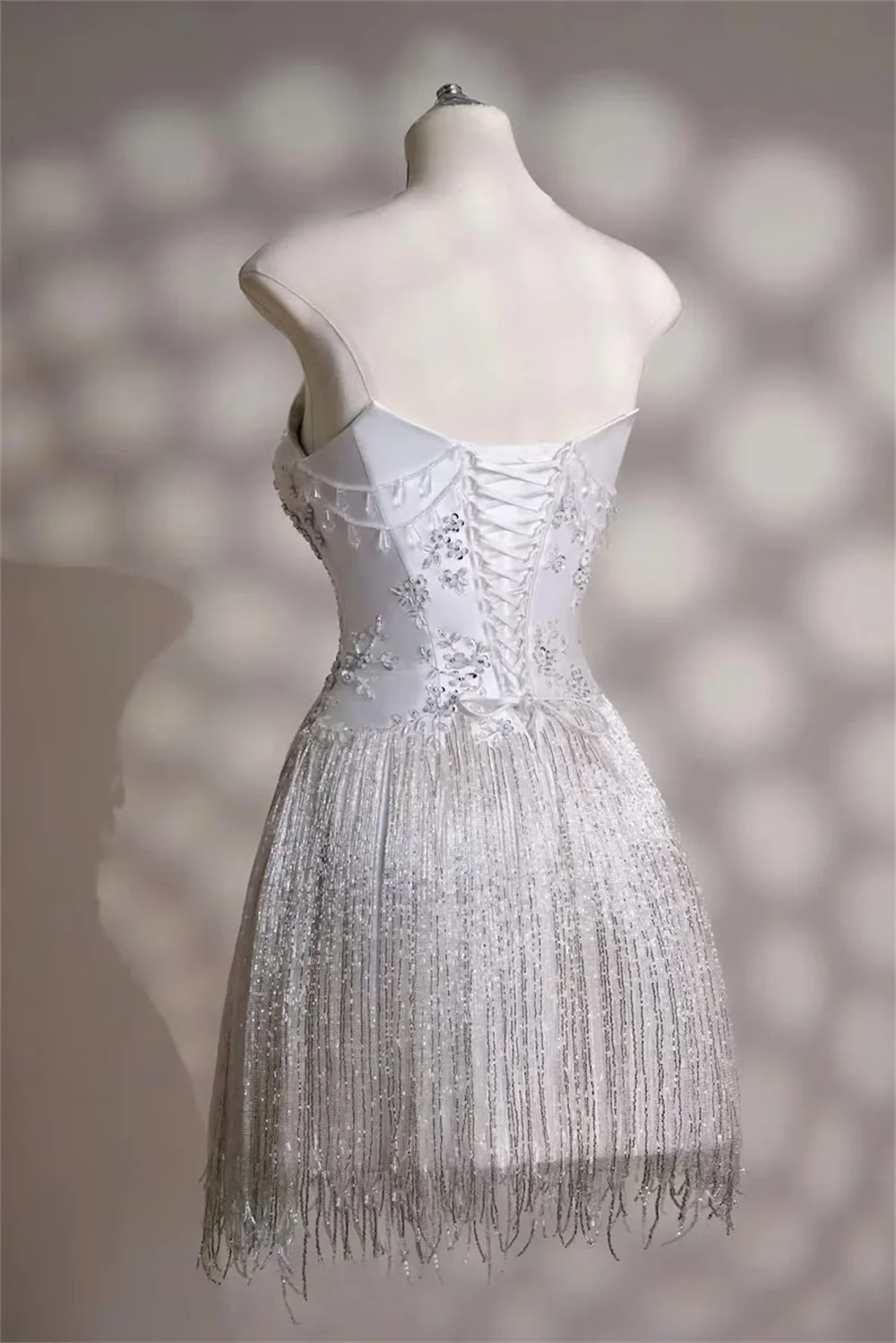 Tokyo Customized White Mini Wedding Dresses Elegant Strapless Necklink Sleeveless Bridal Gowns 2025 Back Lace-Up Wedding Gowns