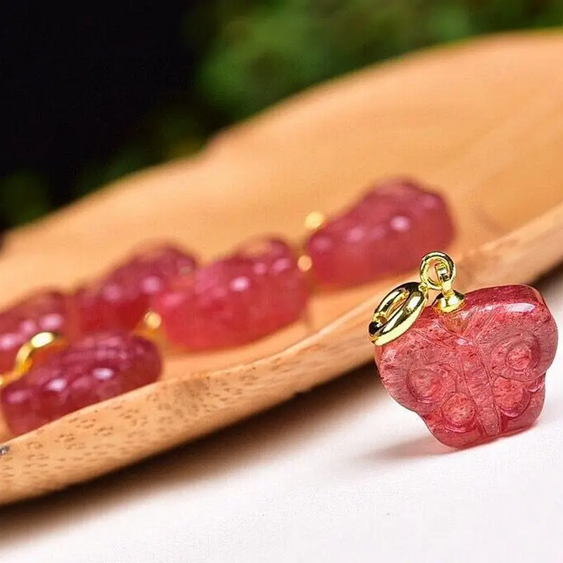 Natural Strawberry Crystal Pendant Butterfly Pendant Carved Exquisite Color Bright DIY Bracelet Necklace Accessories.