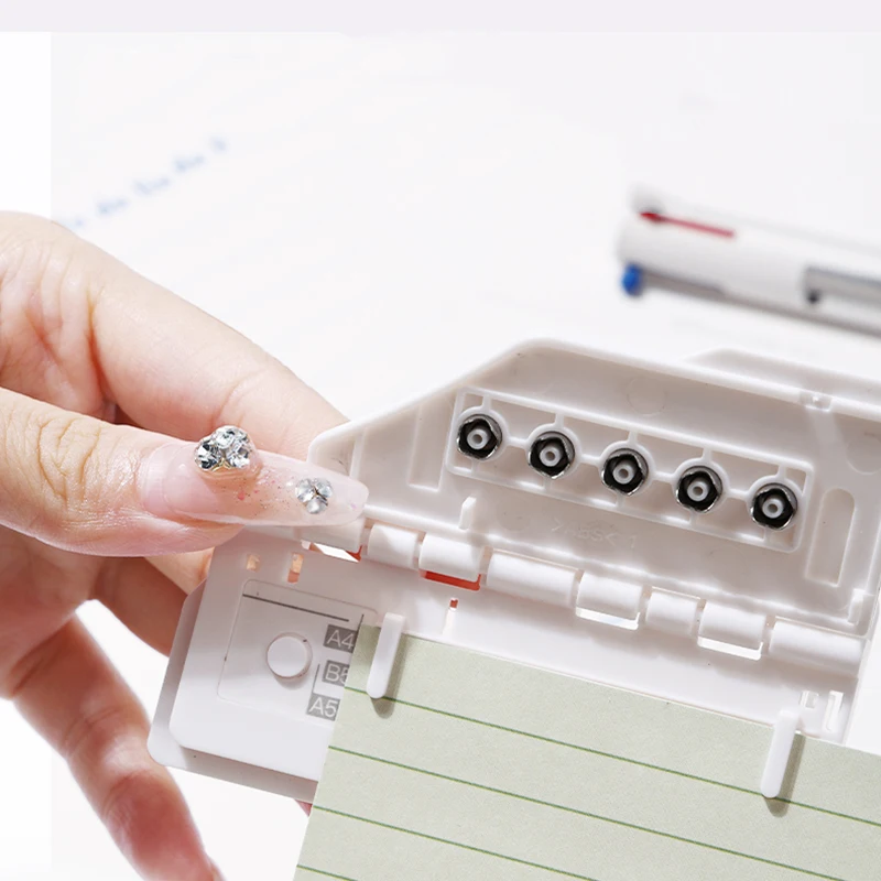 قطعة واحدة من آلة التثقيب خفيفة الوزن ذات 5 فتحات، أداة صنع يدوية محمولة، مناسبة لتثقيب الورق، أداة يدوية للطلاب