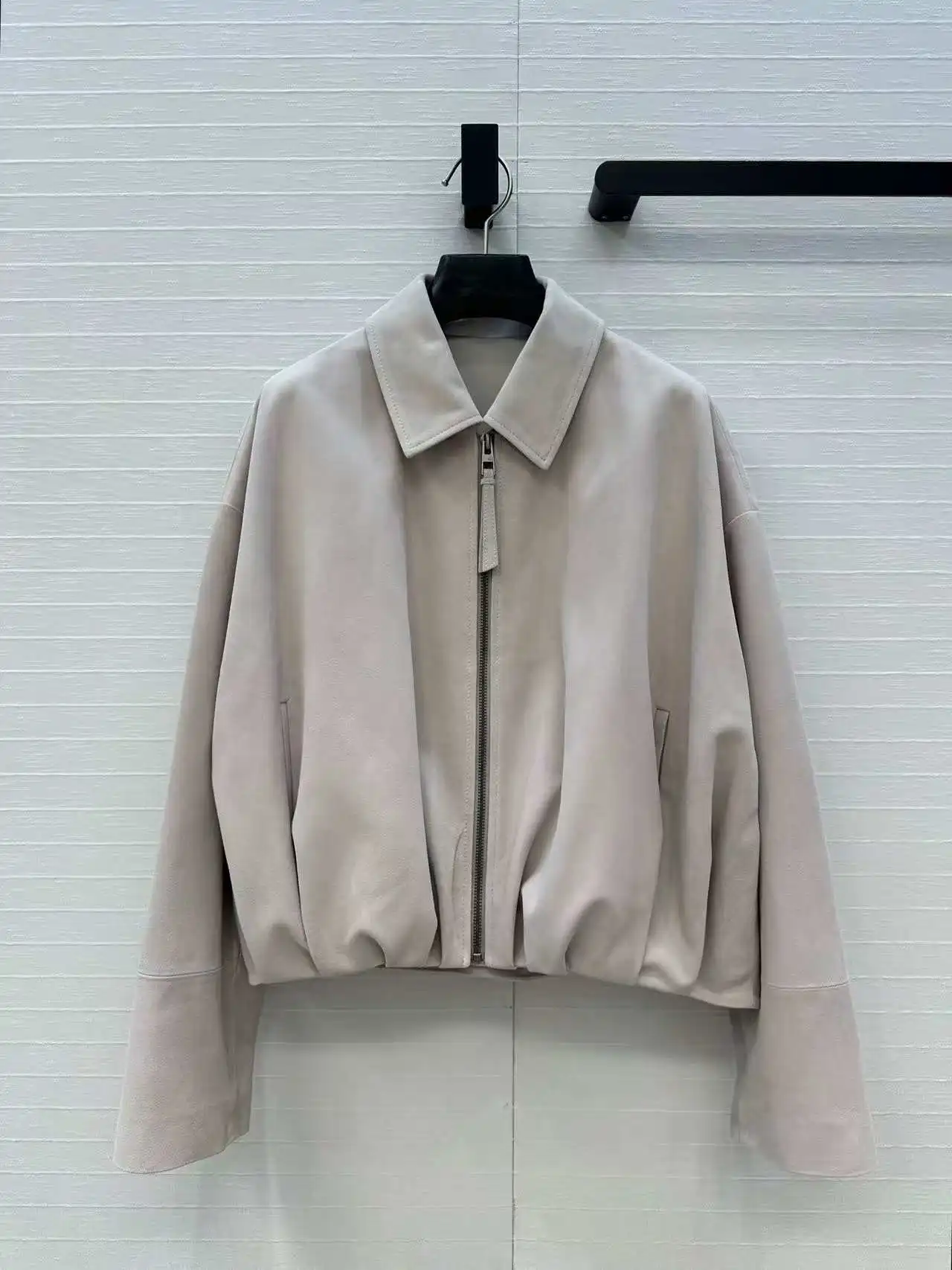 سترة نسائية من جلد الخراف 100% فاخرة جديدة 2025، معطف كاجوال متعدد الاستخدامات وأنيق باللون الرمادي اللؤلؤي، الأكثر مبيعًا #1