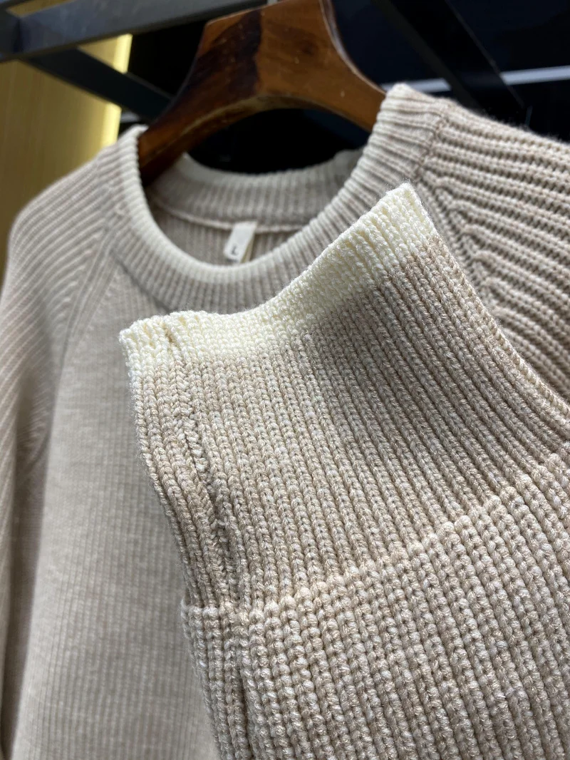 Wygodny, luźny sweter męski z dzianiny, okrągły dekolt, miękki, z mieszanki poliestru, jesienno-zimowy, modny, casualowy.