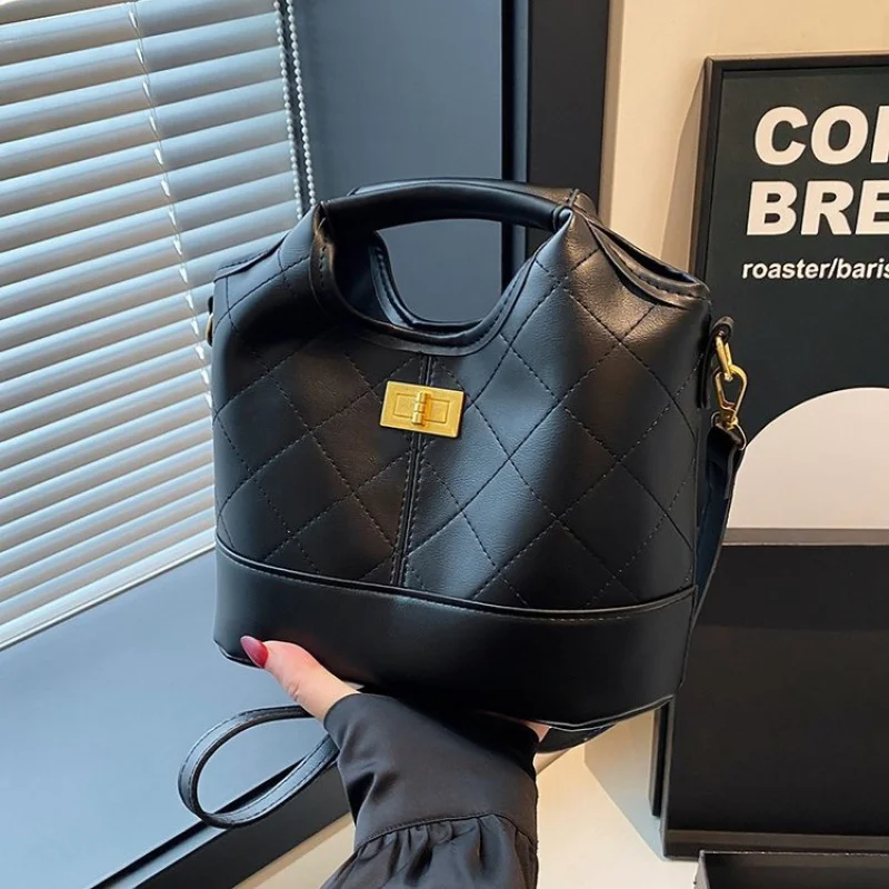 

Роскошная женская большая сумка из тонкой кожи с повседневным знаменитым длительным образом ​