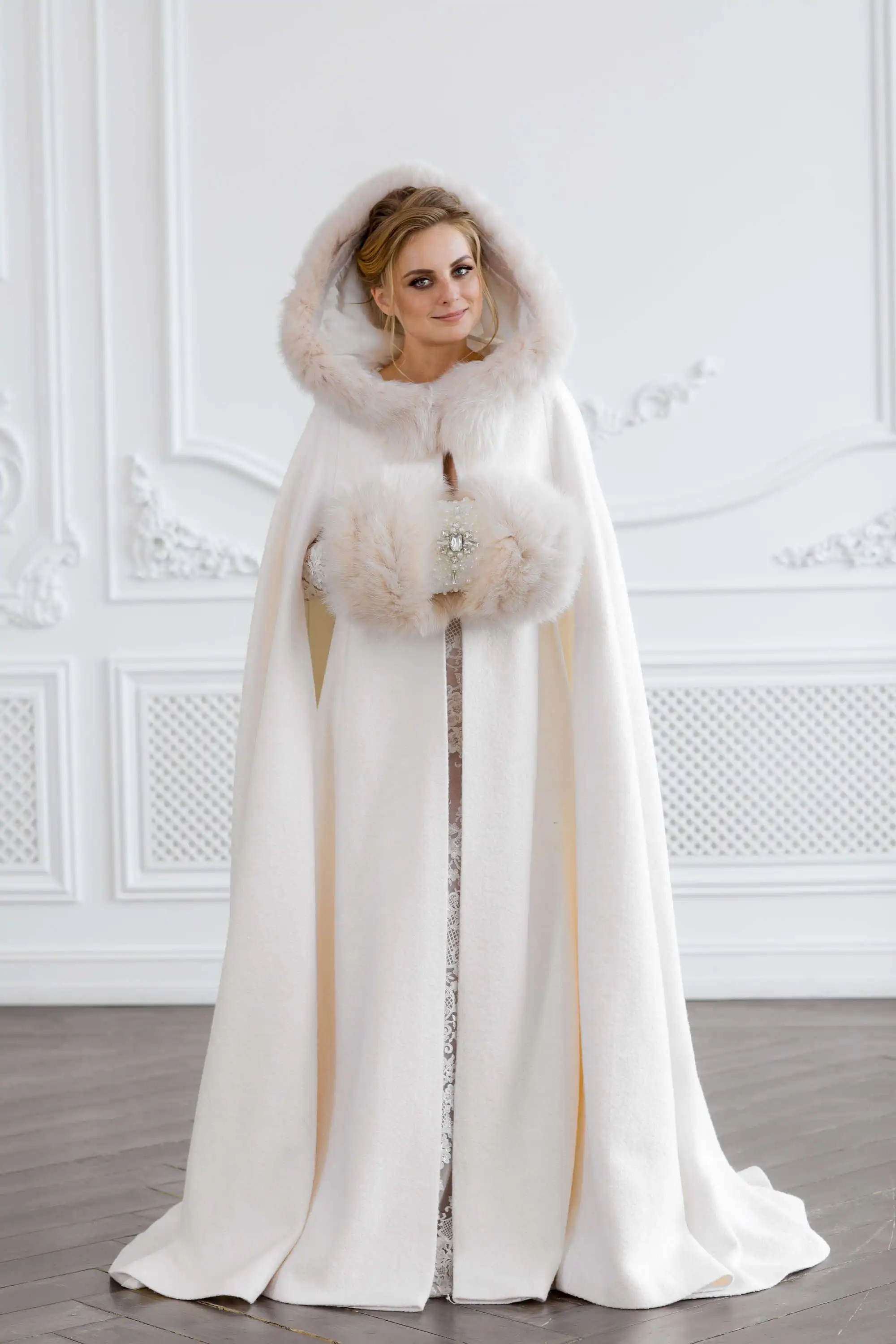 Winter Warm Customized Bridal Capes with Fur Wedding Cloak Women Long Bride Bolero Split Wedding Wrap Jacket