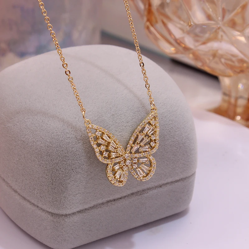 New Sight New Accessories Crystal Butterfly Chain Necklaces for Women Elegant Insect Chain Pendant Necklaces