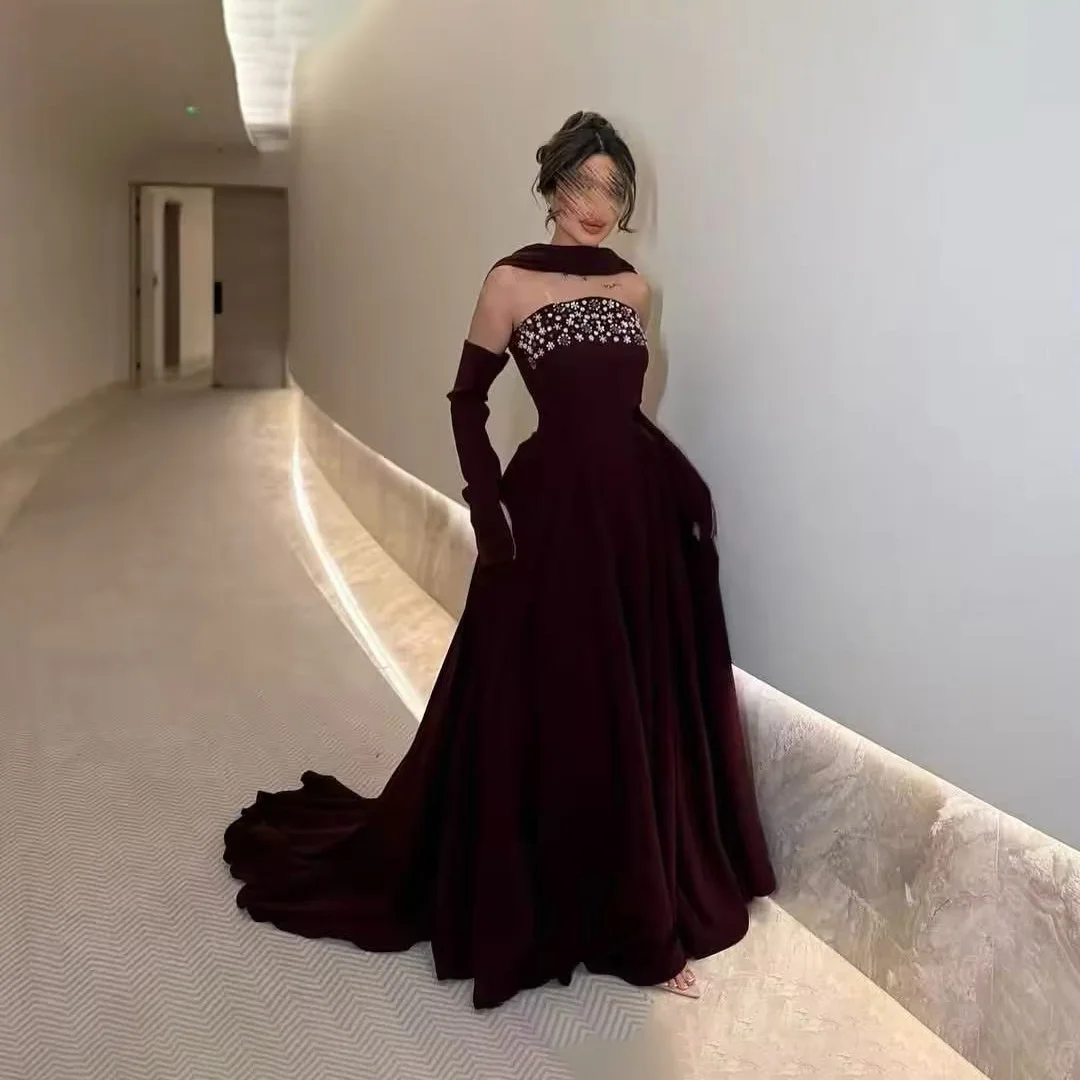 

Customized Saudi Prom Dresses Halter Formal Evening Gowns Burgundy Party Dresses Women Beading Crystals Dress