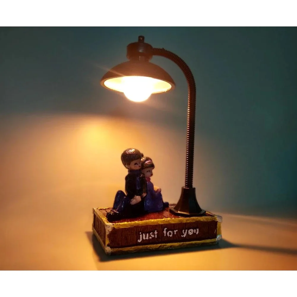 Dear gingillo seduto sotto il vero lampione a Led