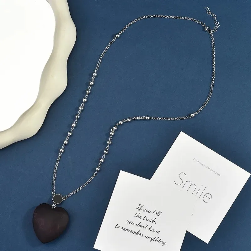 

A fashionable and versatile beaded sweater chain, a long wooden heart-shaped autumn and winter necklace for women