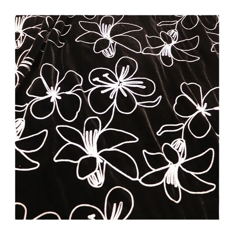 잠옷, 이브닝 가운, 치파오로 만든 실크 벨벳 직조 브로케이드 자수는 부드럽고 매끄러운 질감을 가지고 있습니다.