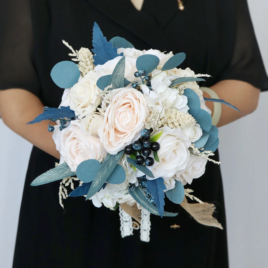 ロマンチックな花のウェディングブーケ花嫁が花を抱く結婚式のウェディングアクセサリー