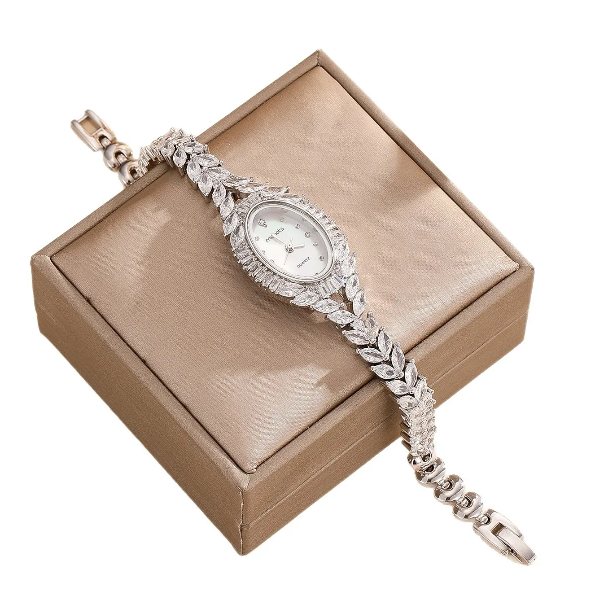 

Diamond round ladies watch pull free adjustment bracelet watch