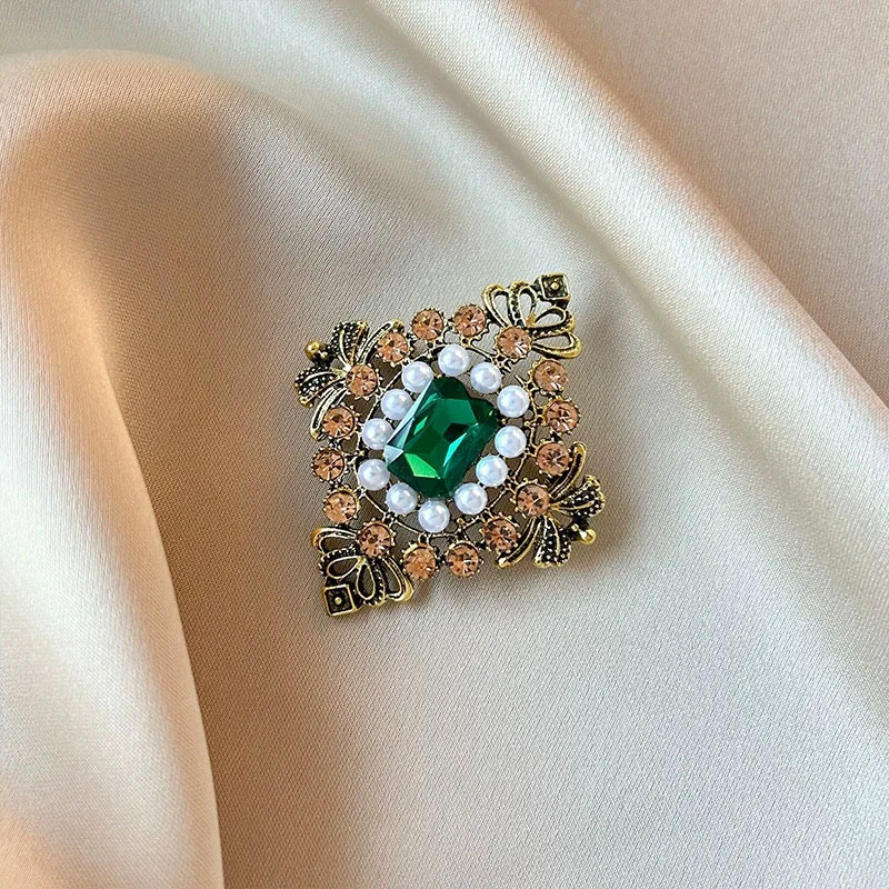 European Style Court Green Crystal Brooch Vintage Pearl Pin Suit Accessories Luxury Temperament Corsage for Men and Women