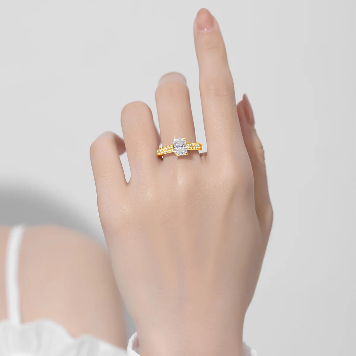 Gelbgoldener Moissanit-Ring im Smaragdschliff, 2 Karat, 6*8 mm, D-Farbe, Hochzeitsschmuck mit GRA-Zertifikat, luxuriöses Verlobungsgeschenk, Großhandel – Detail 5