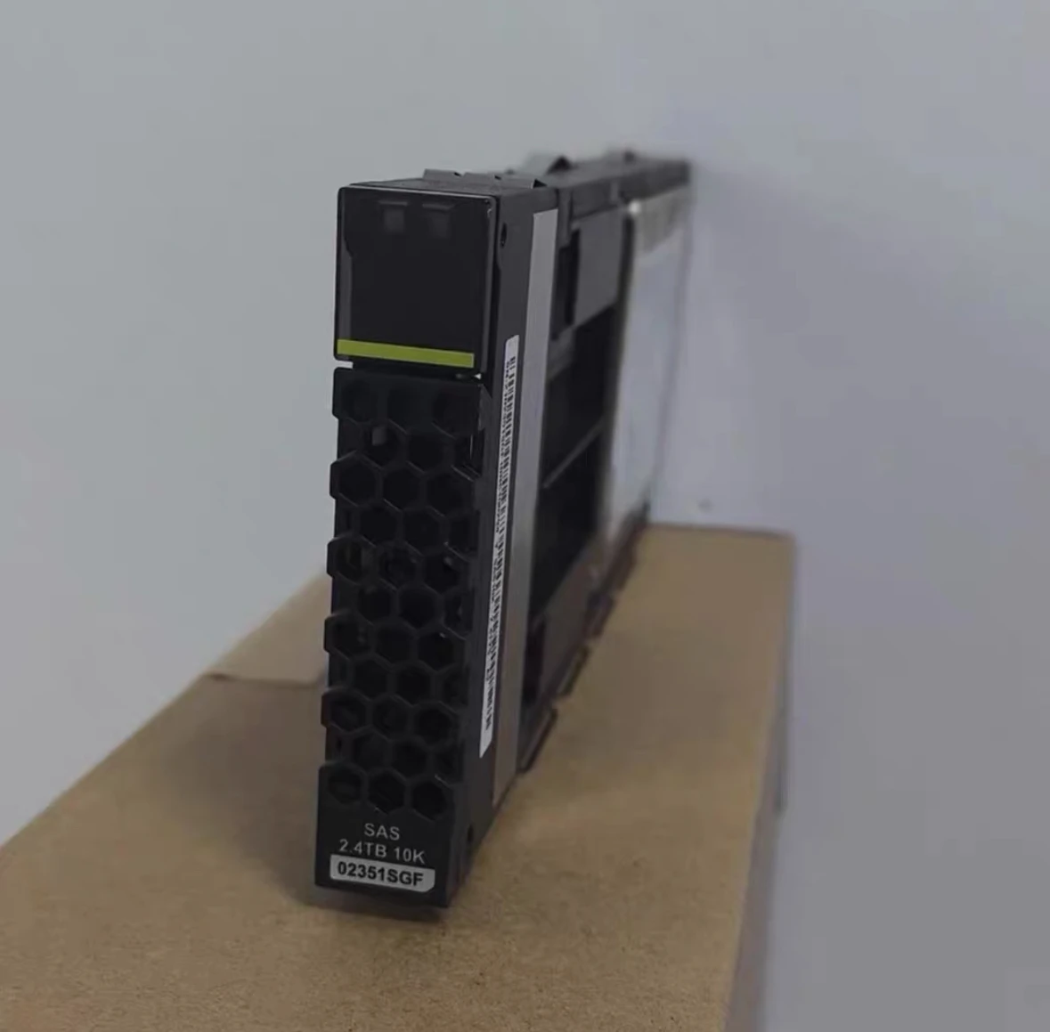 

Для жесткого диска 02351SGF 2,4T 10K 2,5 SAS 5500 V3 5300 V3 V5