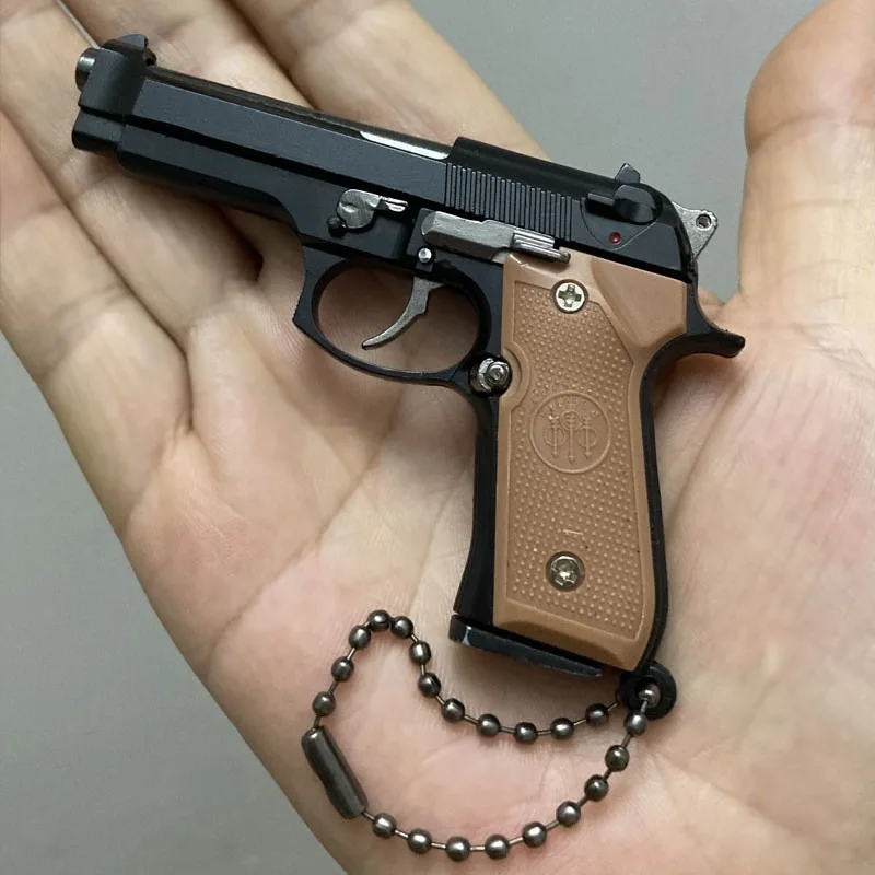 1:3 Alloy Metal Removal Keychain 92F Simulation Gun Toy Model Small Toy Mini Pendant Men's Collection
