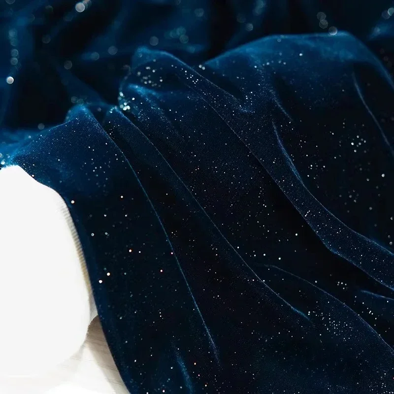 Tessuto di velluto stellato di seta brillante Tessuto per abbigliamento con gonna cheongsam per abito formale da cucito lucido e scintillante in morbida seta argentata