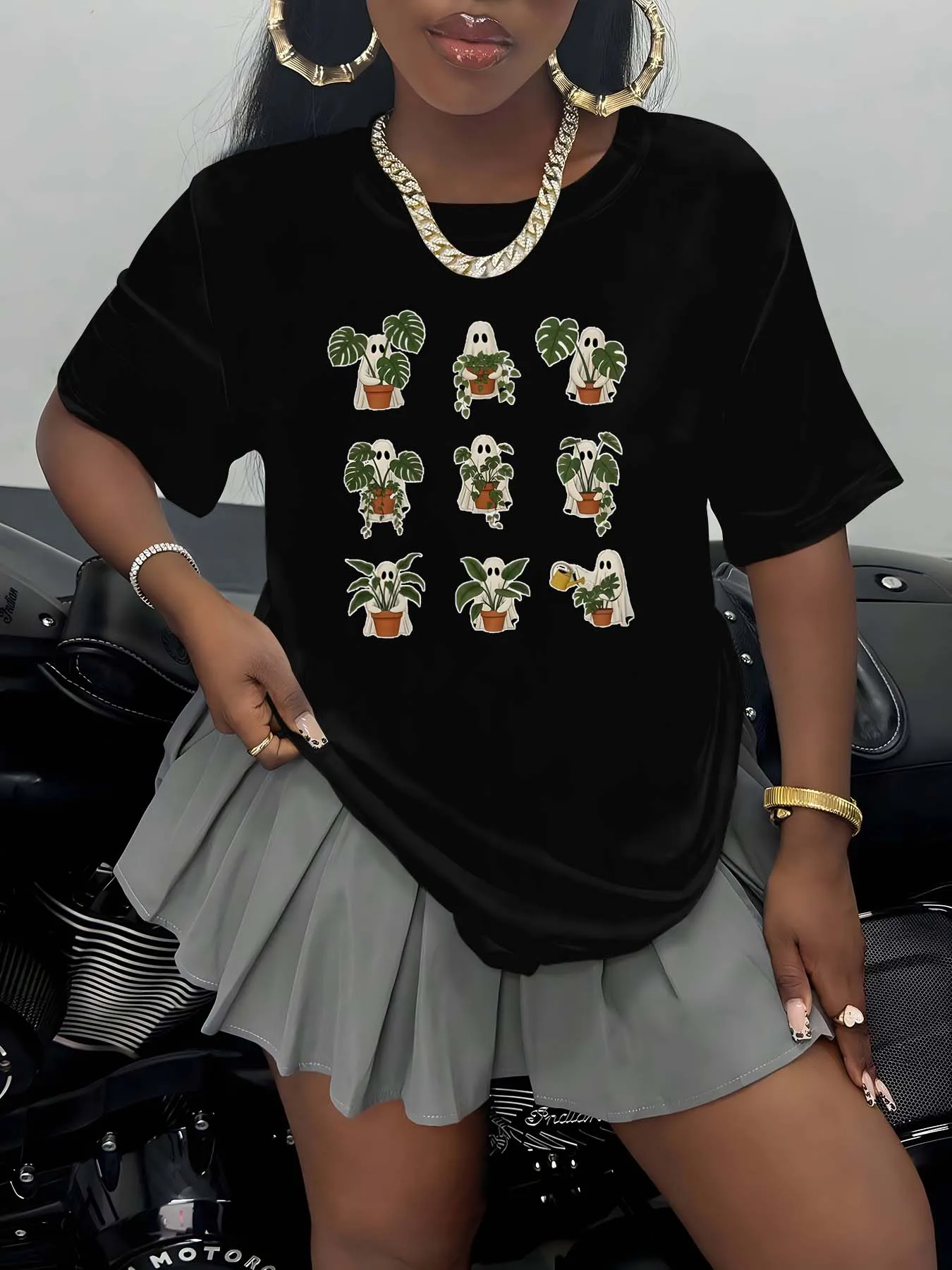 Pezzo di moda taglie forti con adorabili fantasmi che cura di piante in vaso Design che mescola l'estetica festiva divertente e delicata