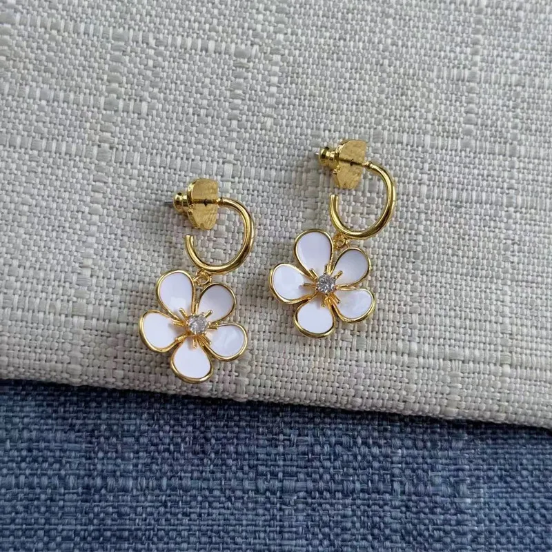 Unieke frisse dagelijkse woon-werkverkeer witte geëmailleerde zoete bloem oorknopjes - stijlvolle elegante sieraden