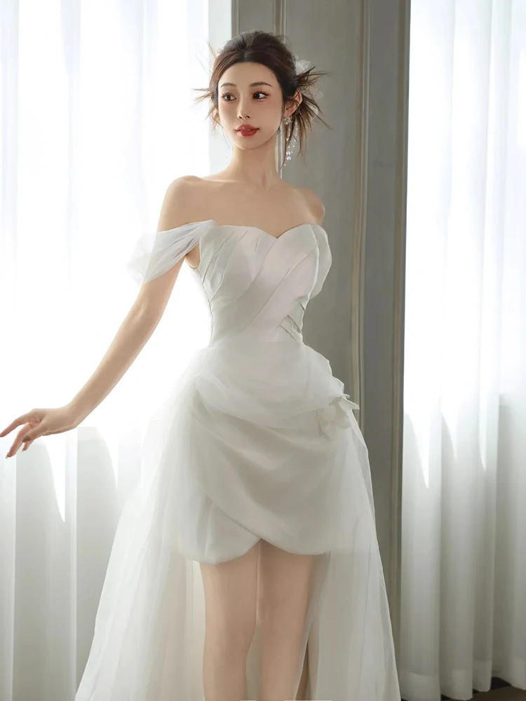 

Простое элегантное короткое свадебное платье со шлейфом, белое, с открытыми плечами, из мягкого атласа, длиной в пол