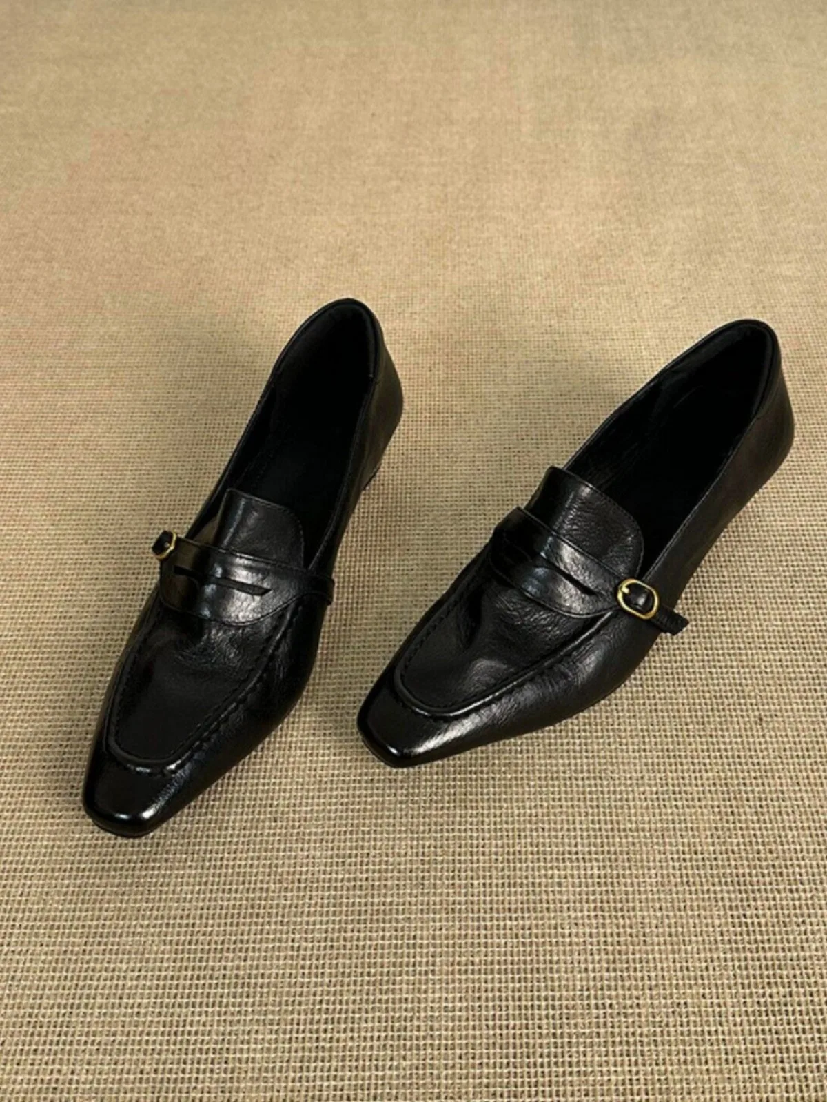 

Spring Autumn Women Leather Loafers British Style Square Toe Slip-on Buckle Elegant Commute All-match Shoes 2026