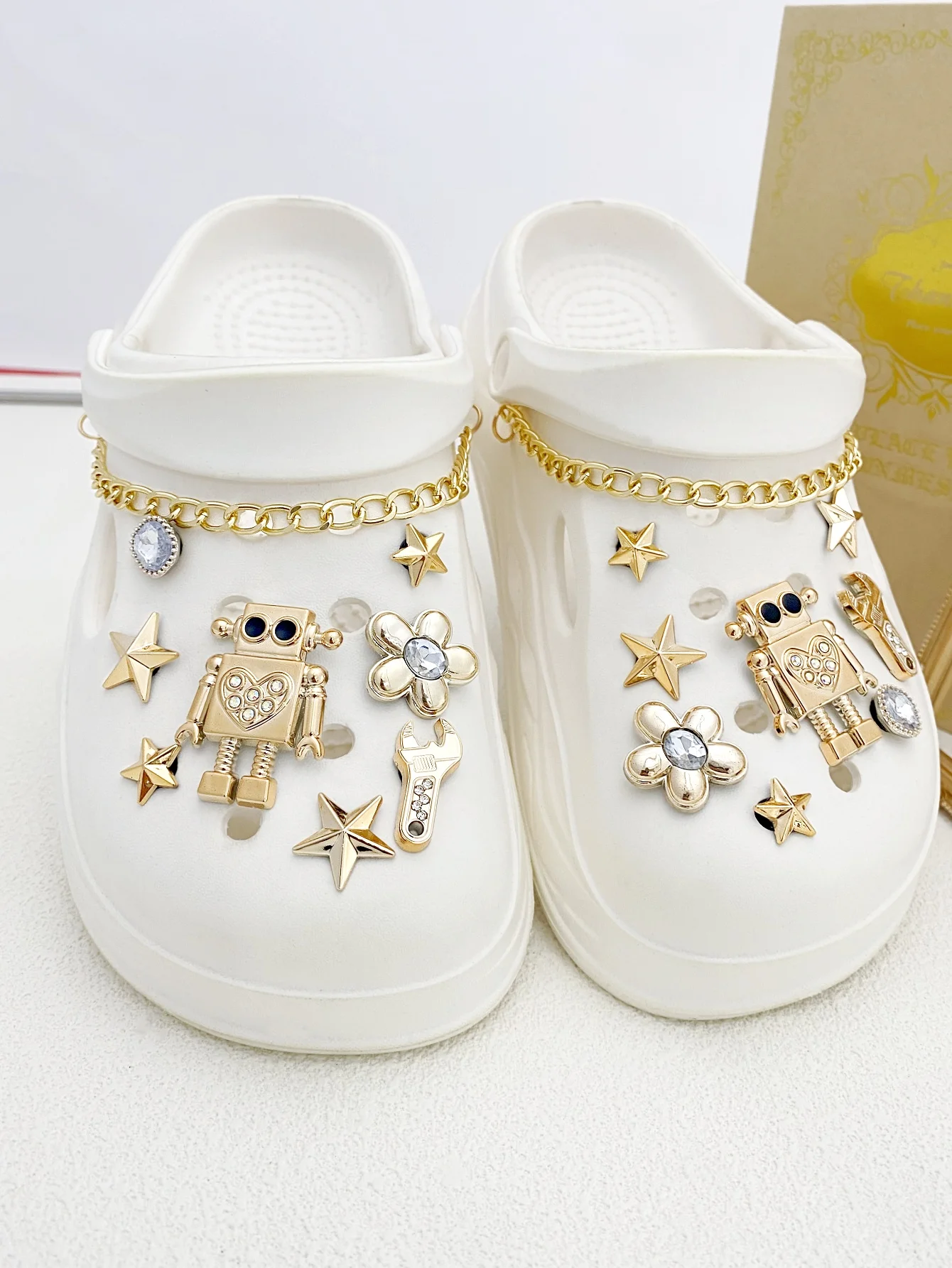 18 pieces of gold chain, robot, wrench, star, ABS diamond pattern shoe buckle DIY decoration, suitable for women's sandals, slip