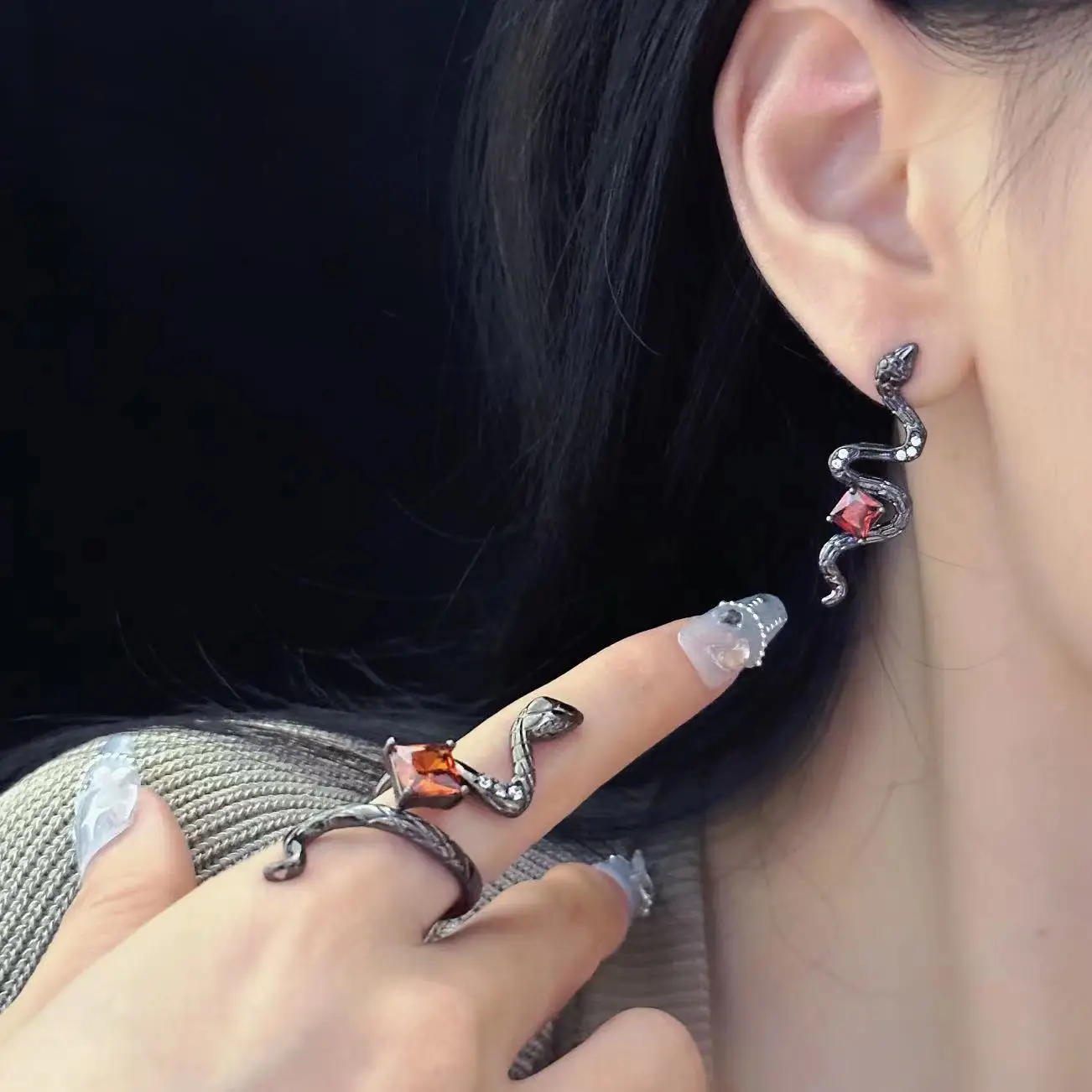 

Europe and America Gun-black Invisible Inlaid Red Zircon Wrapped Snake Earrings UNISEX Punk Party Jewelry Earrings