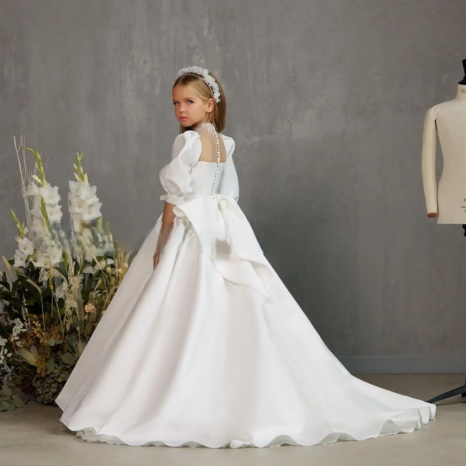 

Белые платья с цветочным узором для девочек на свадьбу, атласные платья с короткими рукавами для маленьких девочек, платья для дня рождения, бальные платья для первого причастия по индивидуальному заказу