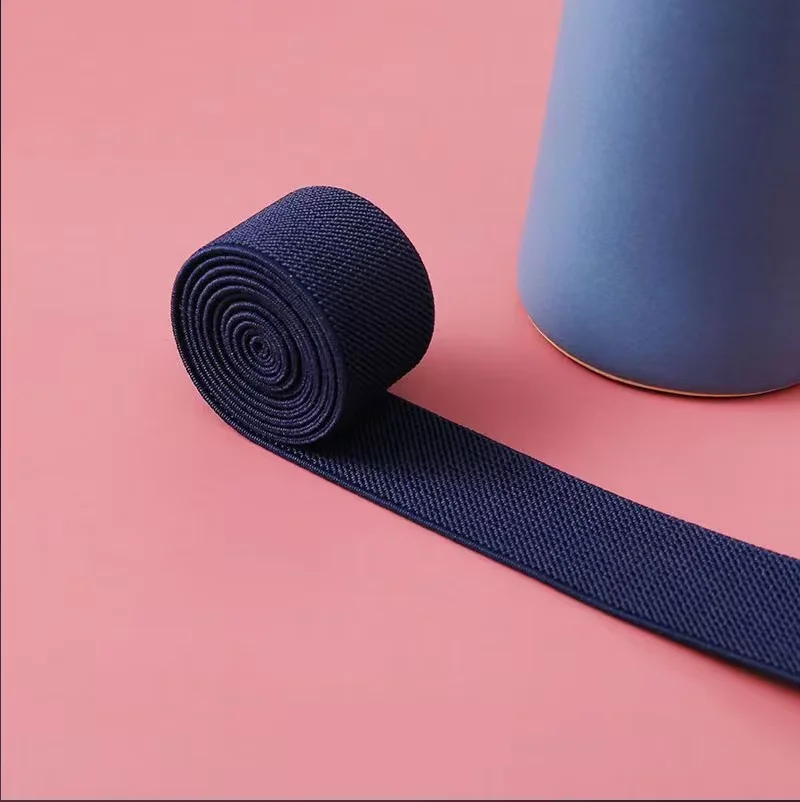 

Эластичные ремни из полиэстера длиной 5 см: смелые оттенки винно-красного, бордового, темно-синего и классического черного цвета.