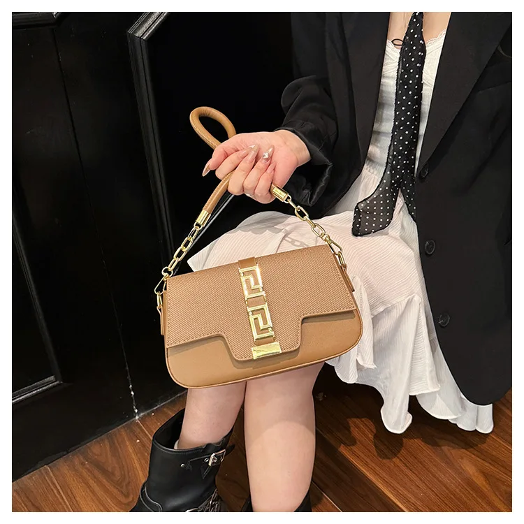 

Трансграничная модная текстурированная седельная сумка, женская весна-лето 2025 года, новая легкая роскошная модная универсальная сумка через плечо с цепочкой