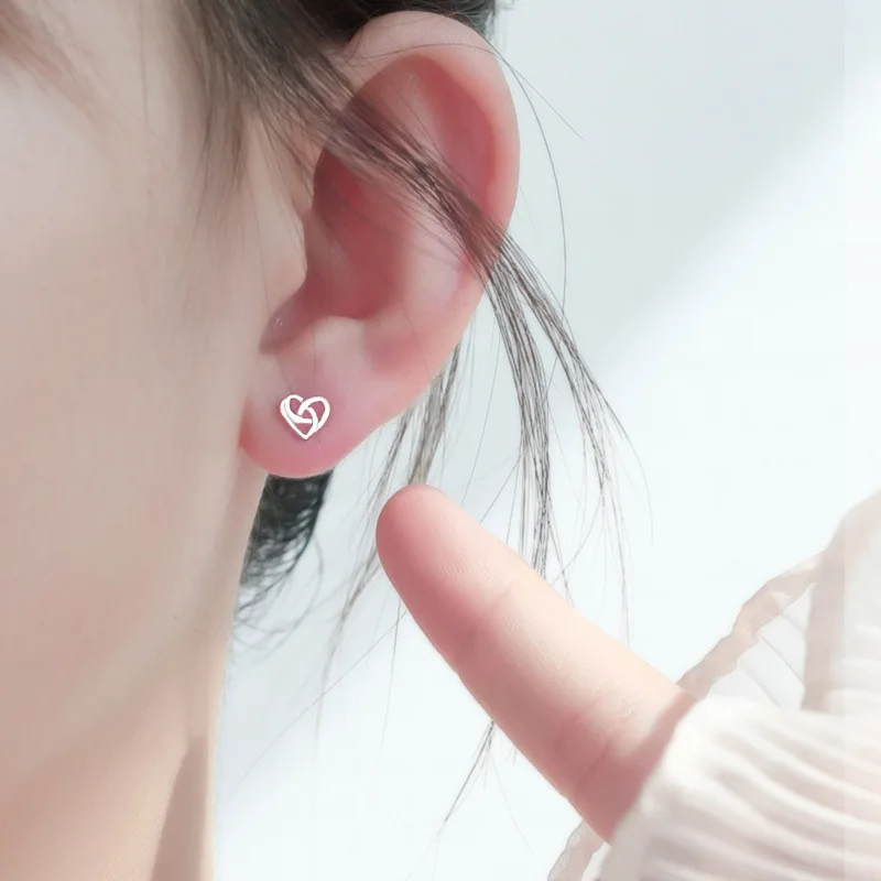 Mini Simple Tiny Metal Hollow Heart Stud Earrings for Women New Fashion Small Love Earrings Silver Color Cute Jewelry Gift