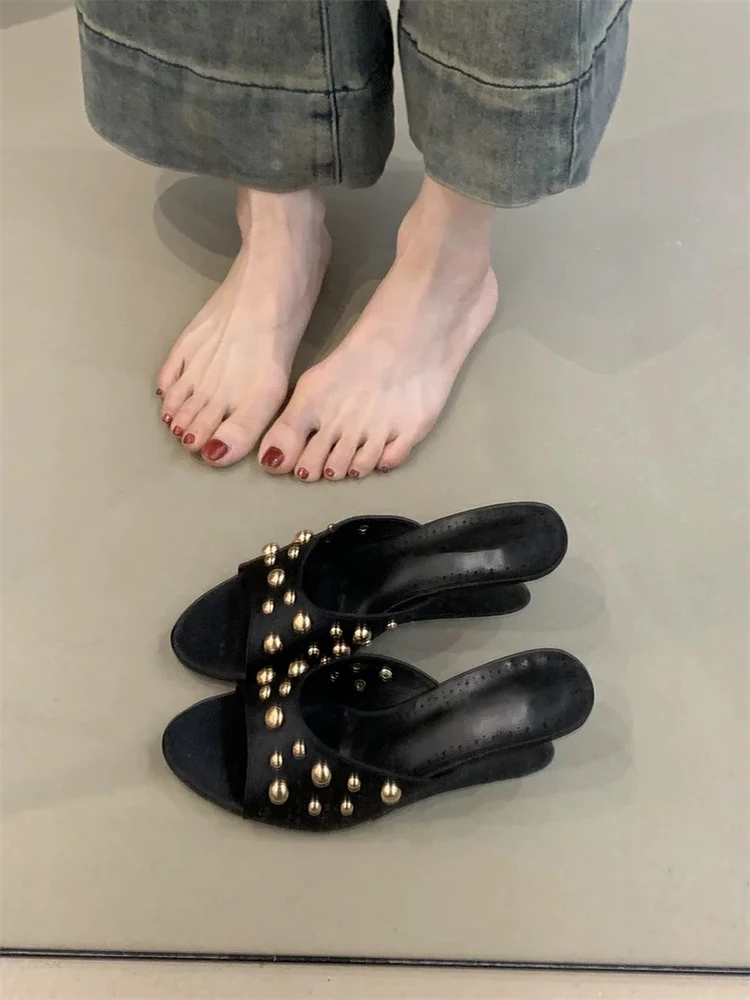

Женские тапочки на высоком каблуке с модными заклепками, летняя уличная одежда, туфли-лодочки на среднем каблуке для девочек, корейские туфли из искусственной кожи с фианитом