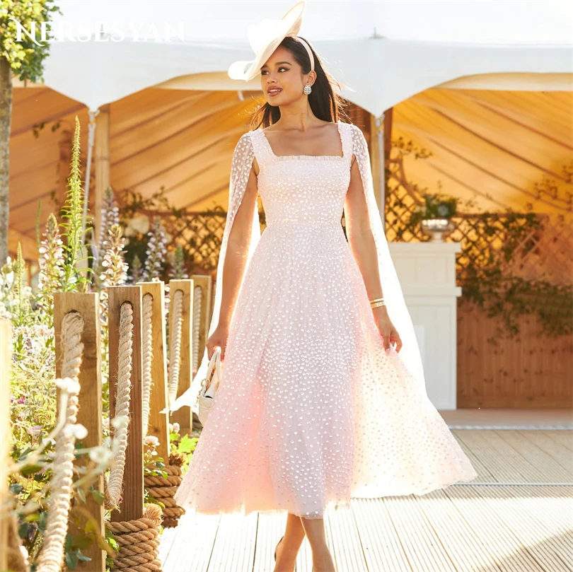 

Nersesyan Boho Румяно-розовые тюлевые платья для выпускного вечера с квадратным воротником и накидкой на рукавах Вечернее платье с открытой спиной Чайная длина Вечерние платья по индивидуальному заказу