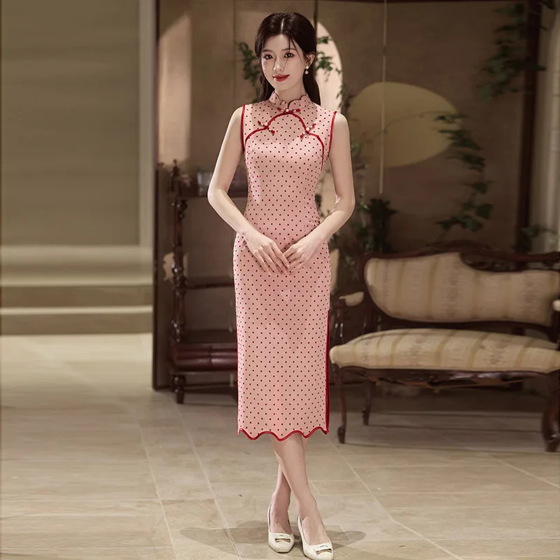 

Розовое длинное платье Cheongsam без рукавов в горошек в китайском стиле, улучшенное молодежное стильное платье 2025 года, новое женское вечернее платье в стиле ретро Qipao