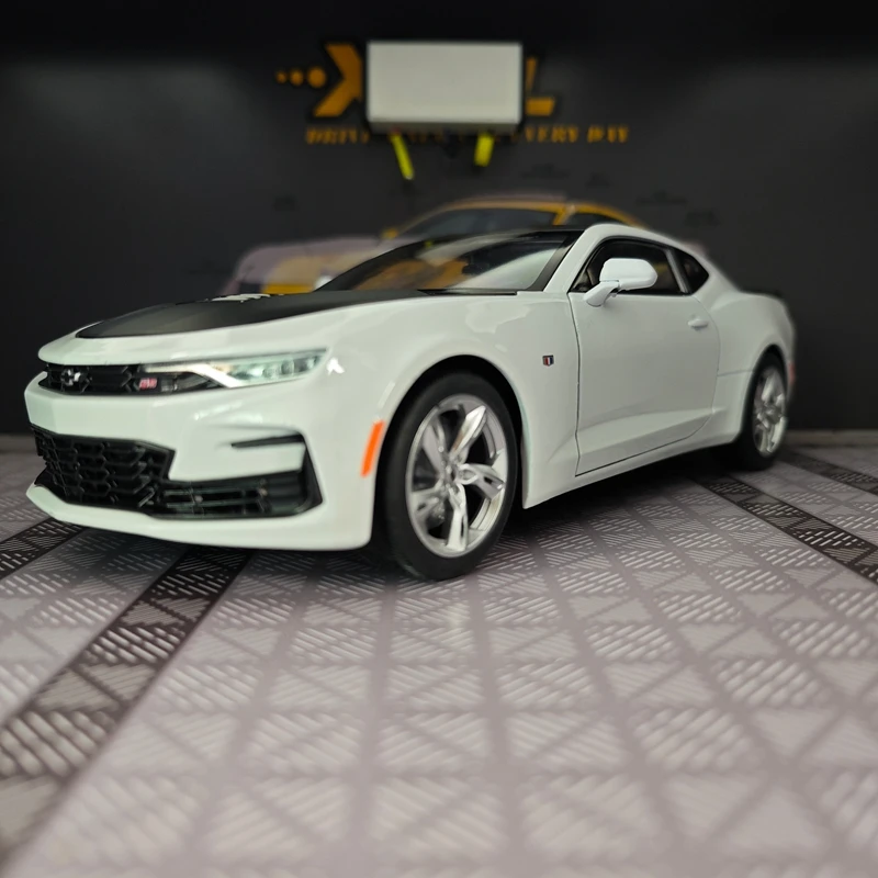 1:18 Chevrolet Camaro 2023 alloy car model ornament collection, doors and engine hood, trunk can be opened for large sports cars