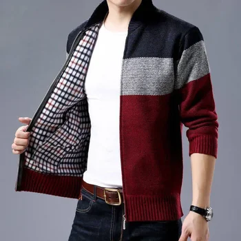 Gilet zippé homme en maille à col montant, ouvert sur sa doublure à carreaux, coloris Bordeaux