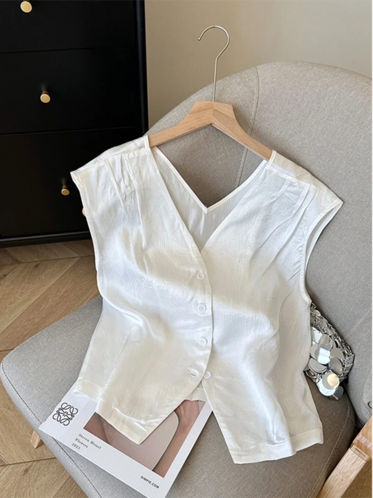 

Elegant V-Neck Chiffon Shirt Women's Summer New Waist-Cinching Maturity Silk No-Sleeve Top Loose Fit Regular Length Pure Color