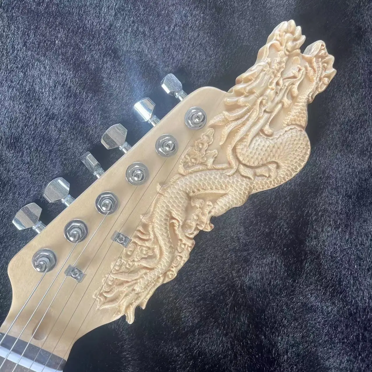 Carved dragon shaped pattern 6-string electric guitar split electric guitar, natural wood color body, high gloss, rose wood fing