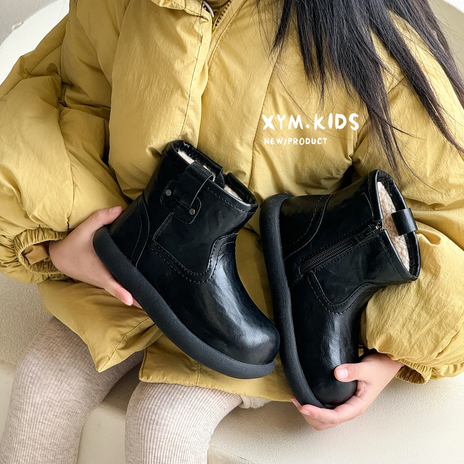 2025 شتاء جديد أحذية الأطفال المألوف الرجعية المخملية الدافئة الفتيات الأحذية الجلدية كعكة الماعز الصوف أحذية بوت قصيرة