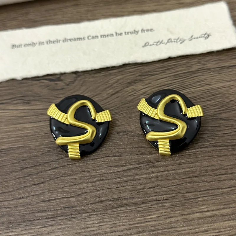 French retro design lockhole palm letter enamel black gold earrings for Women