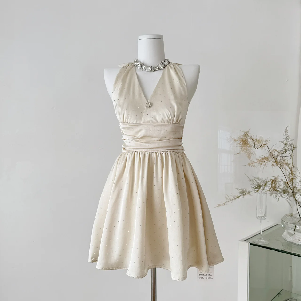 

2025 New Summer Pure Desire V-neck Hanging Neck Dress with Three Dimensional Ironing Lining Butterfly Knot Polka Dot Skirt