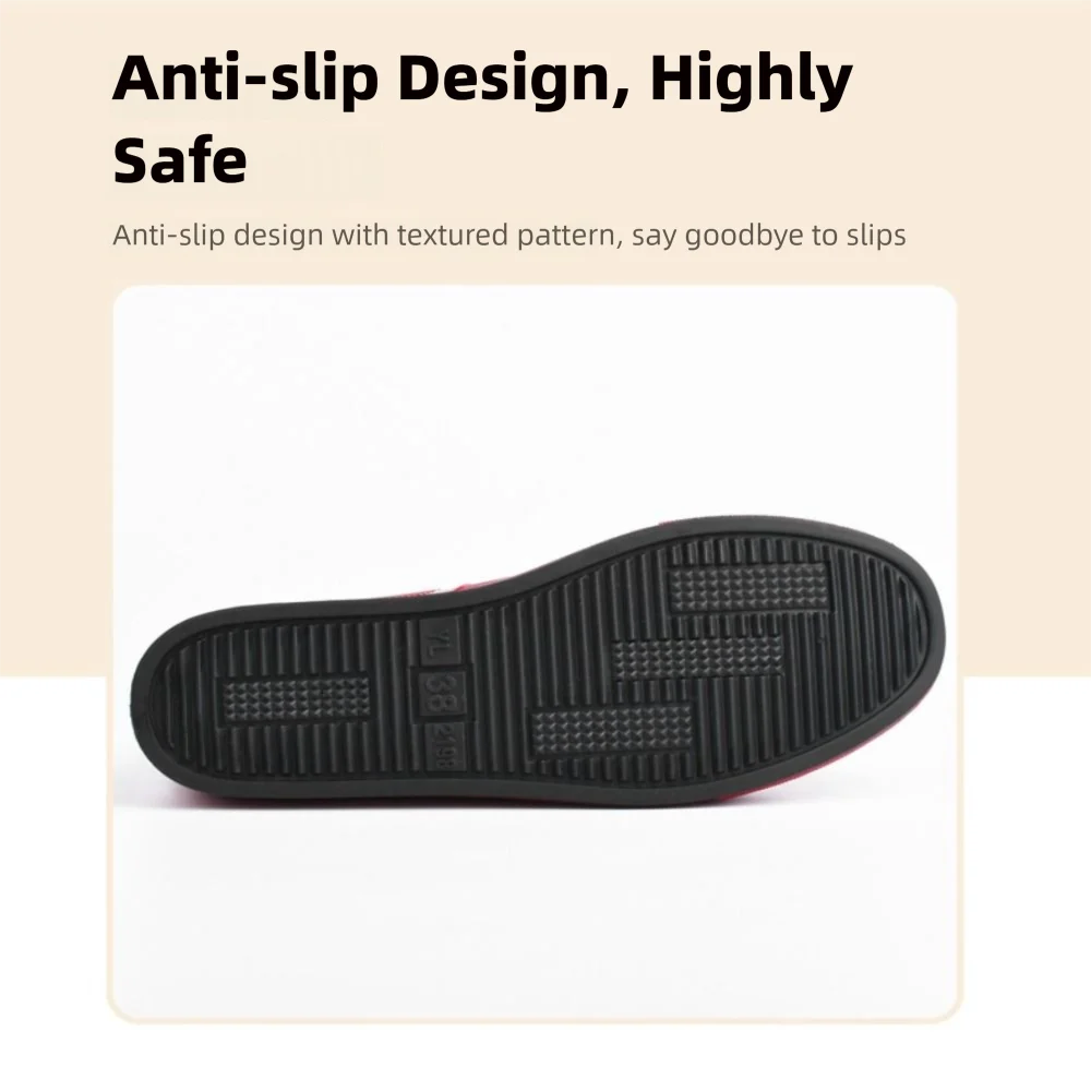 

Пара новых легких резиновых сапог. Удобные прочные садовые сапоги. Гибкие короткие резиновые сапоги для улицы.