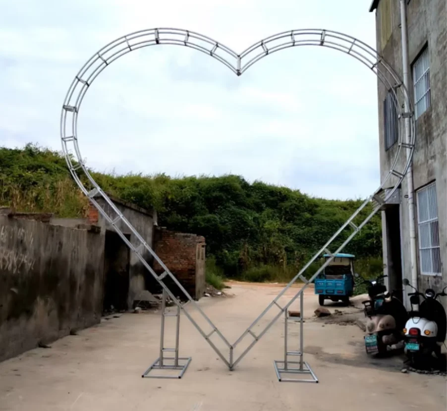 Outdoor giant heart-shaped iron truss prop rack, wedding prop, heart-shaped decorative arch