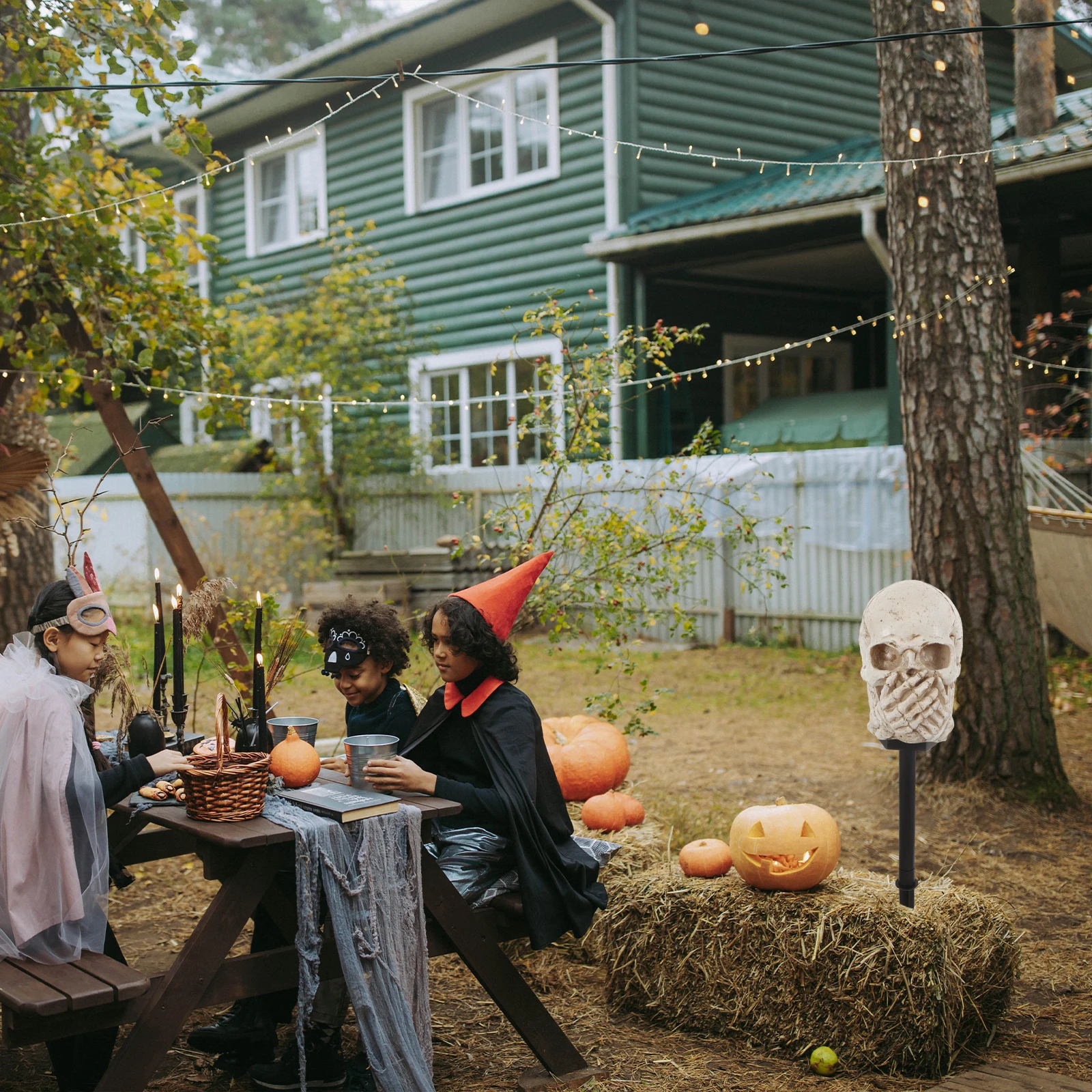 

1pcs Halloween Skull Solar Stake Lamp Outdoor Garden Pathway Light Solar Powered Lawn Decoration Yard Light For Party Decoration