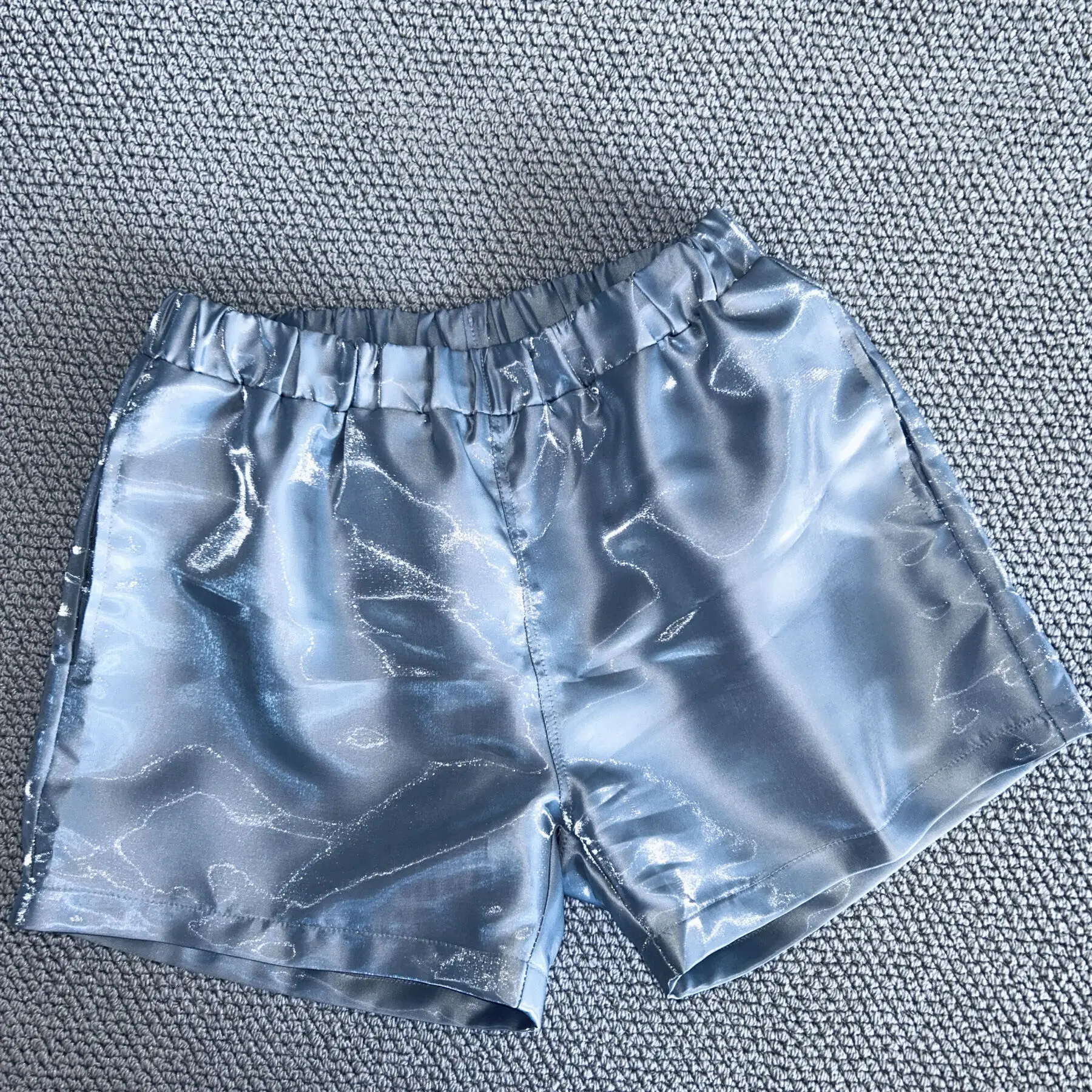 Shorts masculino de metal líquido com bolsos brilhantes, esportes ao ar livre, fitness, plus size, casual, festa, show ao vivo, dj, clube, streetwear